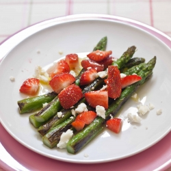 Asparagus and strawberries salad