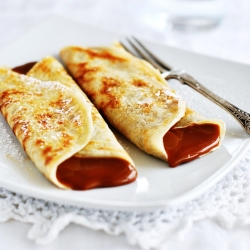 Crepes with dulce de leche