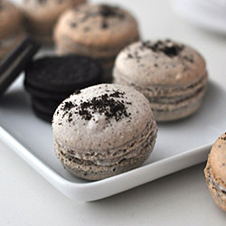 Cookies & cream macaron