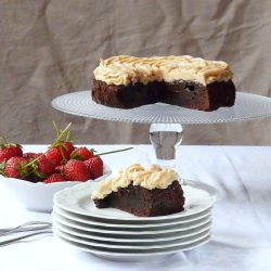 Strawberry&Cream Fudge Brownie Cake