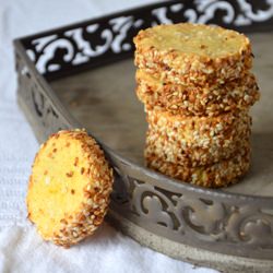 Sesame cheese crackers