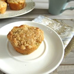 Moist Rhubarb Streusel Muffins