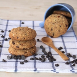 Nut and Chocolate Chip Cookies