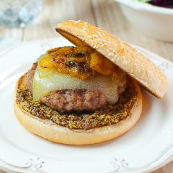 Pork burger with mango