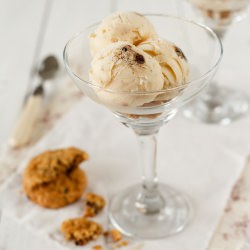 Cream Cheese Ice Cream with Cookies