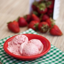 Easy Strawberry Ice Cream