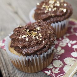 Vanilla Cupcakes & Fudge Frosting