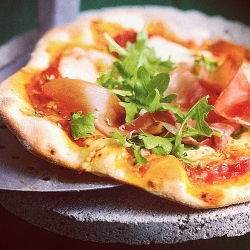 Pizza with Parma ham and Rucola