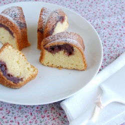 Blackcurrant-sour cream coffee cake