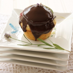 Cupcakes w/ boston cream filling