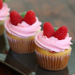 Vanilla Cupcakes with Raspberry