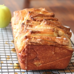 Caramel Apple Pull-Apart Bread