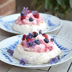 Meringue with Raspberry Cream