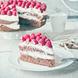 Classic cake with raspberries