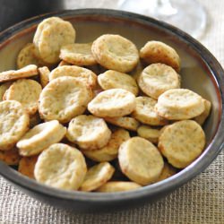 Spicy mini cream crackers