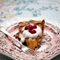 Streusel-Topped Peach Raspberry Pie