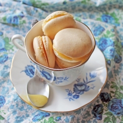 Vanilla Macarons with Lemon Curd