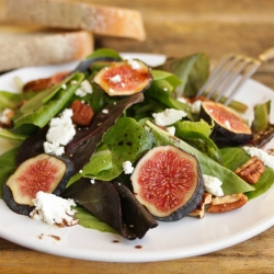 Salad with Figs, Pecans and Cheese