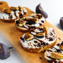 Balsamic fig and goat cheese toasts