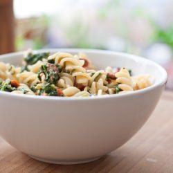 Pasta with tomatoes, spinach & feta