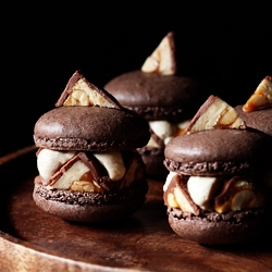 Snickers Macaron