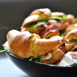 Fast Croissant with Ham and Rucola