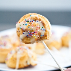 Cinnamon Roll Pops