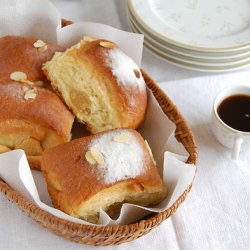 Lemon and Almond Buns