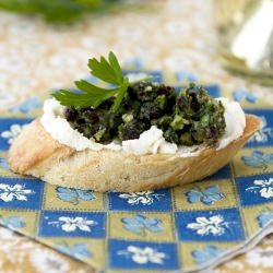 Cranberry Pesto Crostini with Chevr