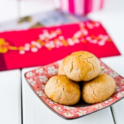 Almond Cookies with a Crunch