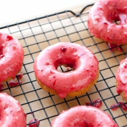 Baked Strawberry Doughnuts