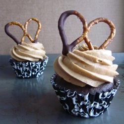 Chocolate PB Pretzel Cupcakes