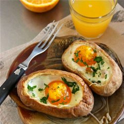 Baked Eggs in Potato Nests