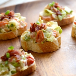 Wedge Salad Crostini Bites