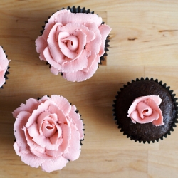 Piping Flowers on Cupcakes