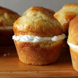 Yeast Buns with Cream