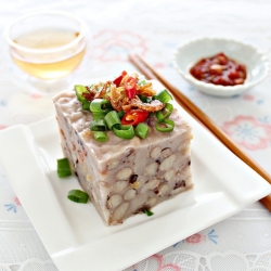 Steamed Black Eye Bean Cake