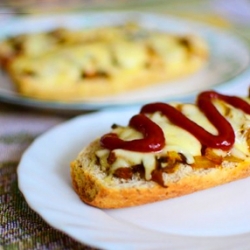 Zapiekanka with Mushrooms and Cheese