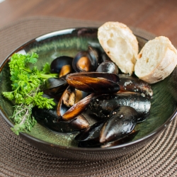 Earthy mussels & Pinot Noir