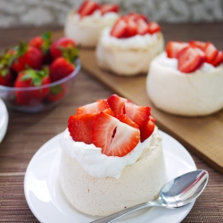 Fresh berry Pavlova