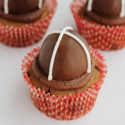 Hot Cross Bun Cupcakes