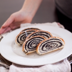 Easy Vegan Poppy Seed Roll