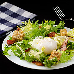 Salade Frisée aux Lardons