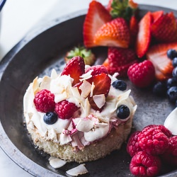 Super-light Berry Meringue Cakes