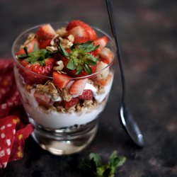 Granola,Yogurt & Strawberry Parfait