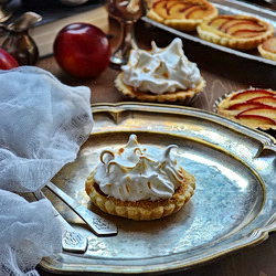 Tartelettes with Plums and Meringue