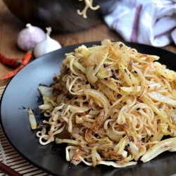 Cabbage, Garlic and Chilli Noodles