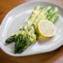 Asparagus & Easy Hollandaise Sauce