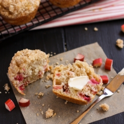 Rhubarb Muffins w Cardamom Topping