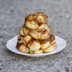 Croquembouche